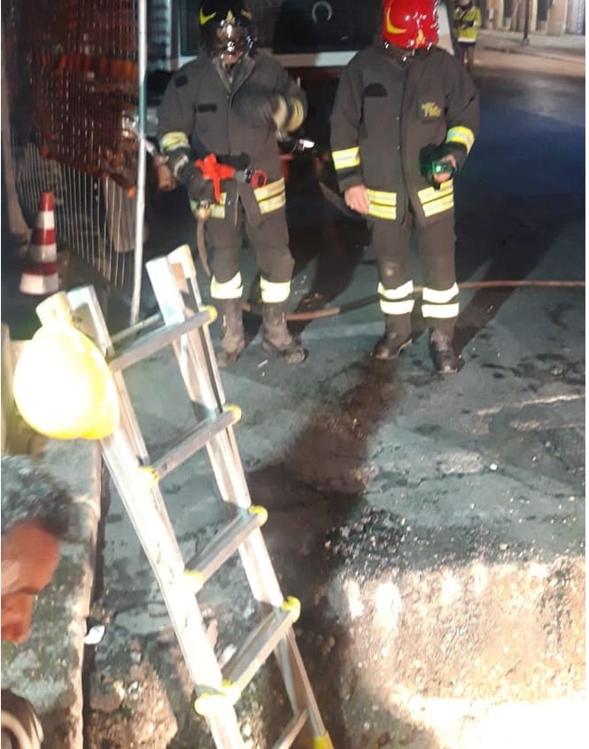 Fuga di gas metano a Piazza Torlonia, la condotta è stata accidentalmente perforata da una trivella