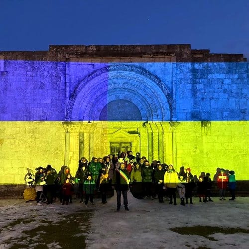 Il portale dell'antica Cattedrale di San Benedetto dei Marsi si illumina con i colori della bandiera ucraina