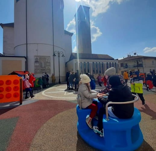 Inaugurato il nuovo parco giochi di San Benedetto dei Marsi, i bambini hanno portato le bandierine della pace