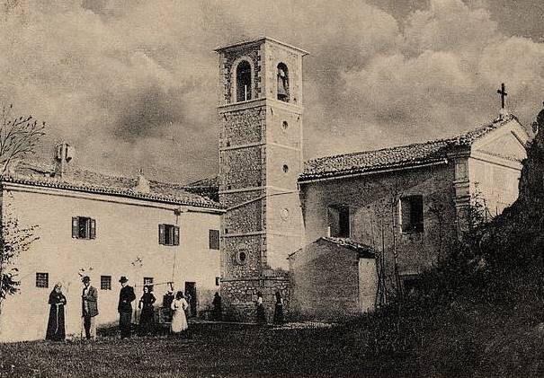 Vecchia cartolina del Santuario della Madonna di Pietraquaria di Avezzano: come era ai primi del 900