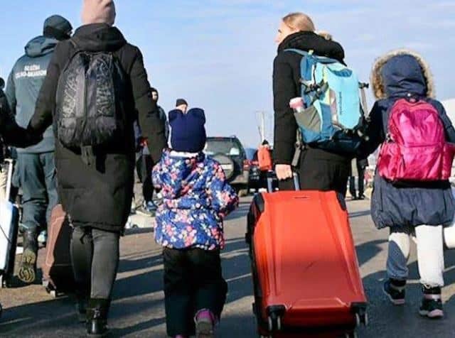 Poliziotto penitenziario con un suo amico organizzazione un viaggio in Polonia per riportare tre donne, un bambino ed una bambina in Italia, in fuga dall'Ucraina