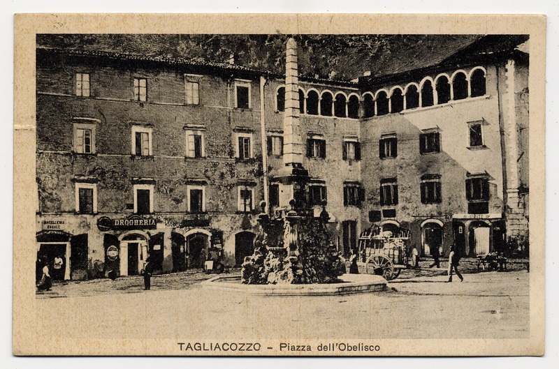 Piazza dell'Obelisco a Tagliacozzo in una bellissima cartolina d'epoca