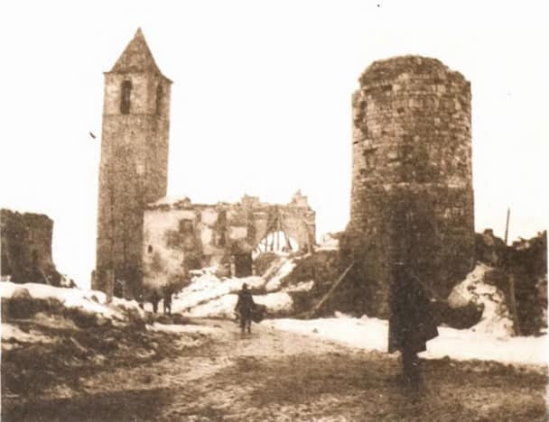 La Torre e uno scorcio di Collarmele poco dopo il terremoto del 1915