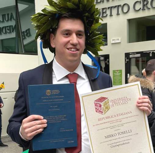 Congratulazioni a Mirko Toselli che si è appena laureato in Giurisprudenza