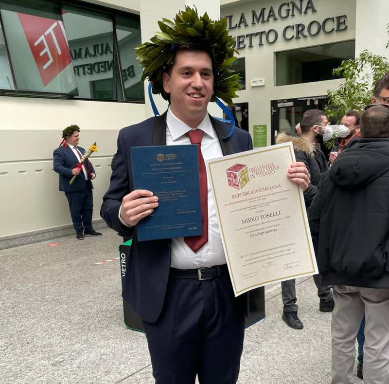 Congratulazioni a Mirko Toselli che si è appena laureato in Giurisprudenza