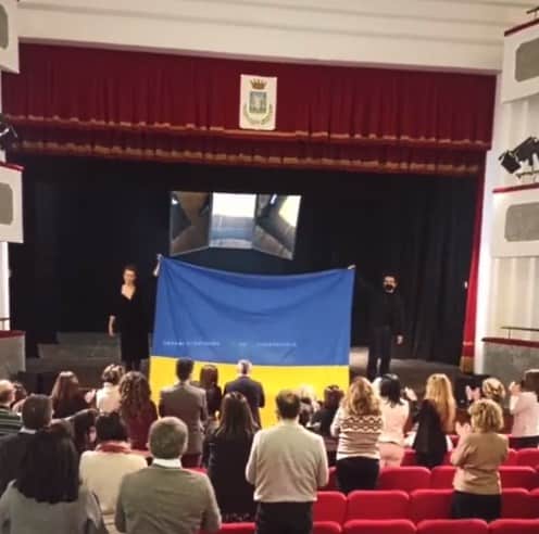 Omaggio all'Ucraina al termine dello spettacolo con Lucrezia Lante della Rovere al teatro Talia di Tagliacozzo