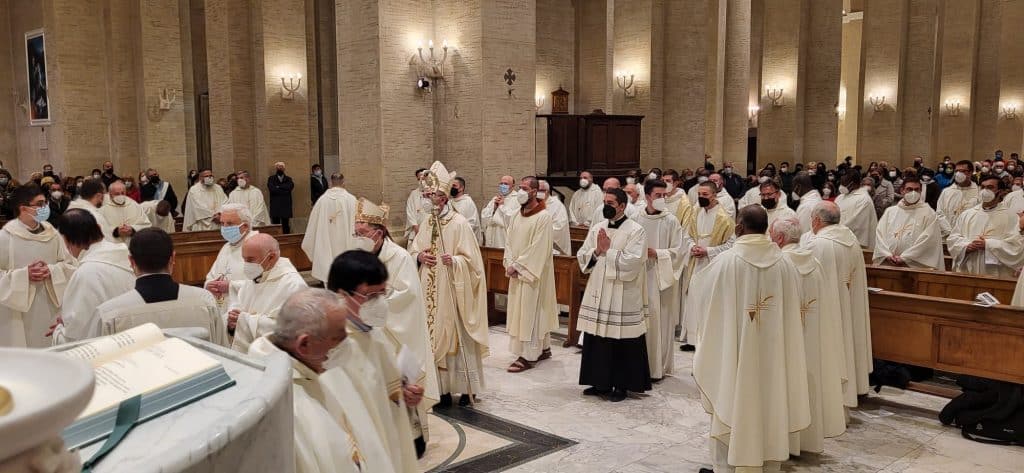 Messa Crismale del Vescovo Massaro e concelebrata dai sacerdoti della diocesi nella Cattedrale di Avezzano