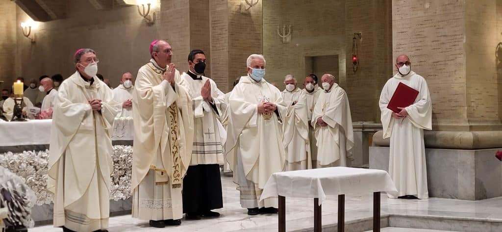 Messa Crismale del Vescovo Massaro e concelebrata dai sacerdoti della diocesi nella Cattedrale di Avezzano