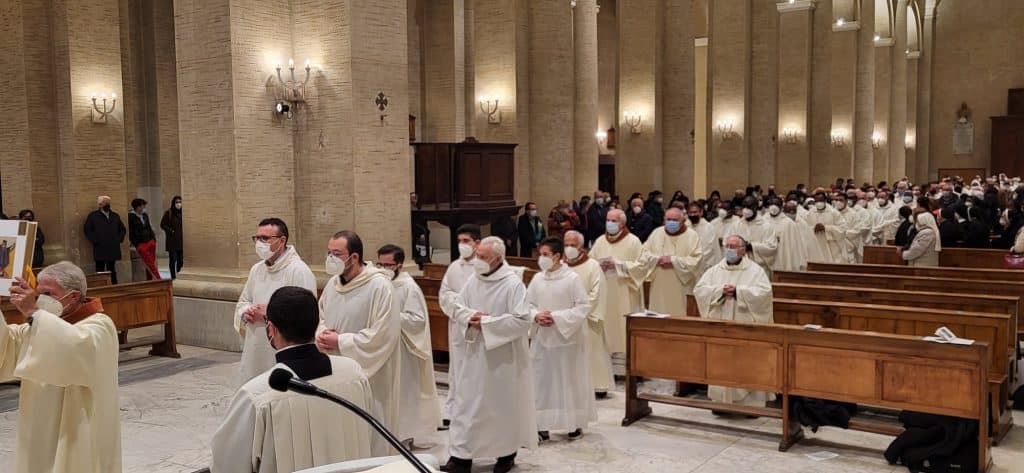 Messa Crismale del Vescovo Massaro e concelebrata dai sacerdoti della diocesi nella Cattedrale di Avezzano