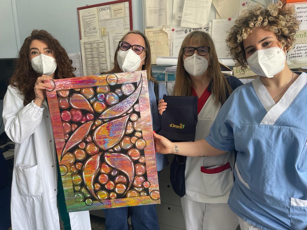 L’Associazione “I Girasoli” dona quadri e dipinti al reparto di oncologia dell’ospedale di Avezzano
