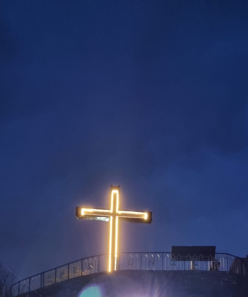 Ristrutturata la croce sul Santuario di Maria S.S. di Pietraquaria
