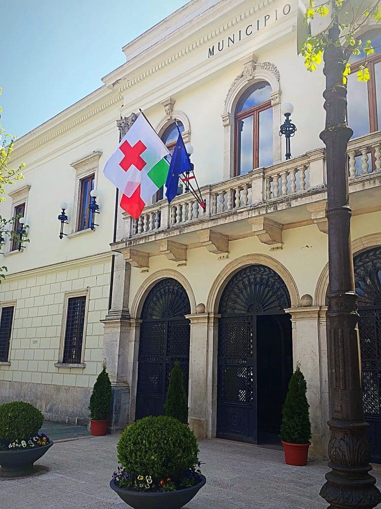 La bandiera della Croce Rossa sventola a Tagliacozzo per la giornata mondiale dell'Associazione Internazionale