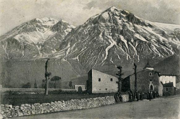 Monte Velino visto dall'ingresso di Massa d'Albe in una cartolina dei primi del Novecento