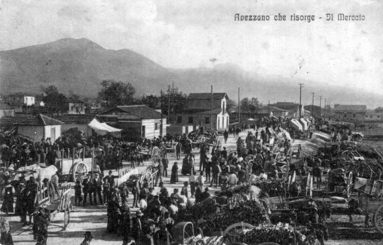 Il mercato di Avezzano in una cartolina in bianco e nero di un secolo fa
