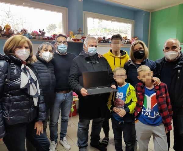 I bambini ucraini ospitati ad Aielli ricevono in dono un PC. Di Natale: "grazie all'Avis Celano per aver risposto al mio appello"
