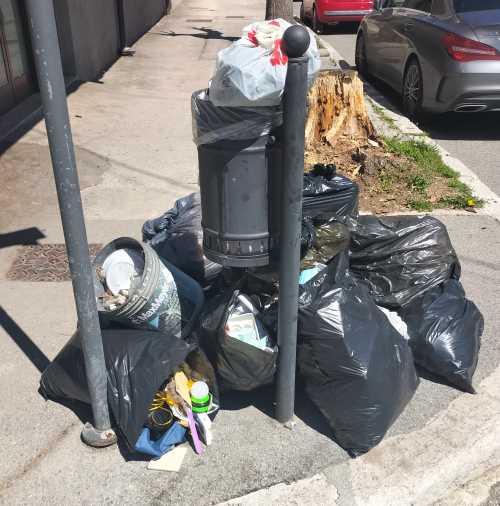 Sacchi neri pieni di rifiuti abbandonati per strada ad Avezzano