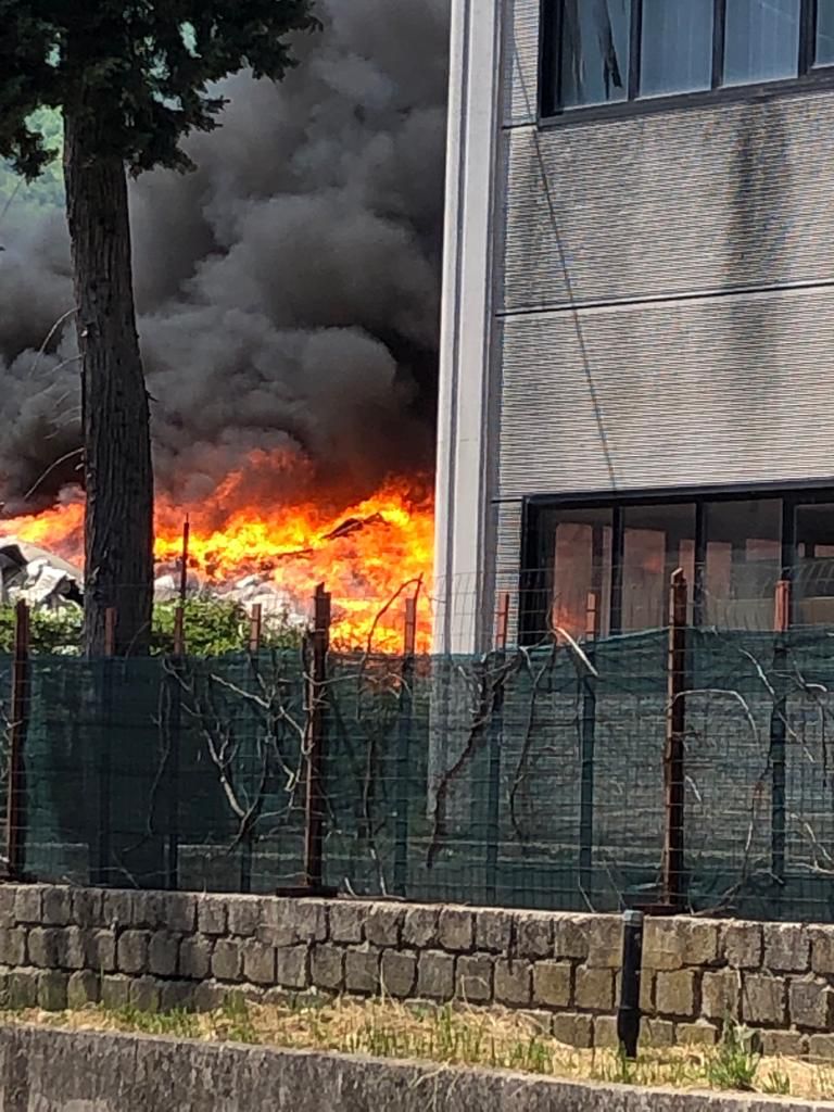 Grosso incendio nella Valle Roveto, in fiamme azienda di smaltimento rifiuti