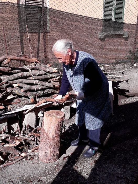 Nonna Ernesta, a 90 anni va a raccogliere la legna e la mette da parte per l'inverno