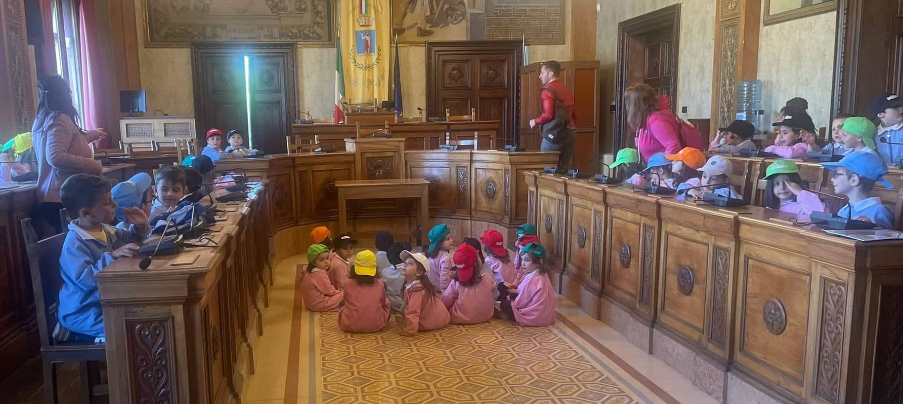 Piccoli alunni della scuola dell'infanzia "San Giovanni" in gita al Palazzo comunale di Avezzano