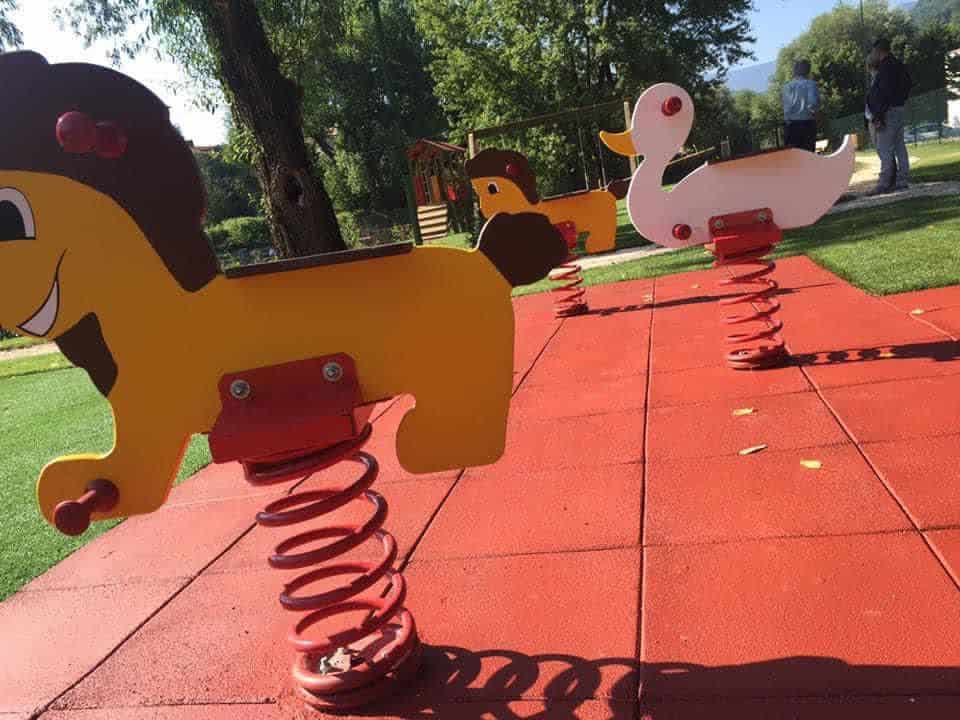 Atti vandalici al parco giochi di Civitella Roveto, l'Amministrazione risponde con creatività e segno di civiltà