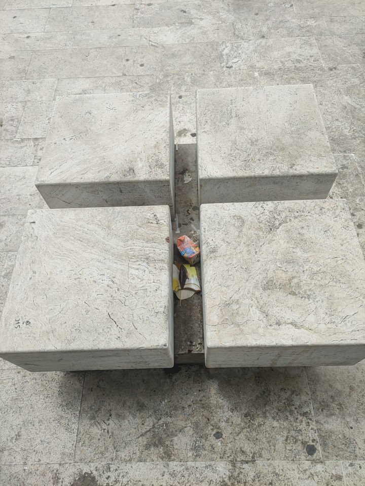 Piazza Risorgimento tra inciviltà e maleducazione: pavimentazione e panchine sporche e colme di rifiuti, "disgusta sedersi"