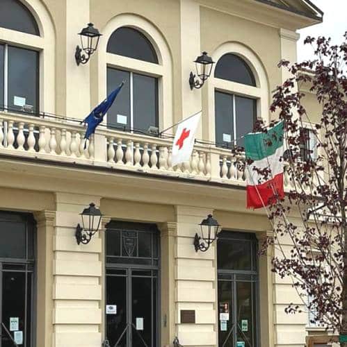 La bandiera della Croce Rossa sventola dal Municipio di Pescina, Sindaco Zauri: "simbolo primo della solidarietà"