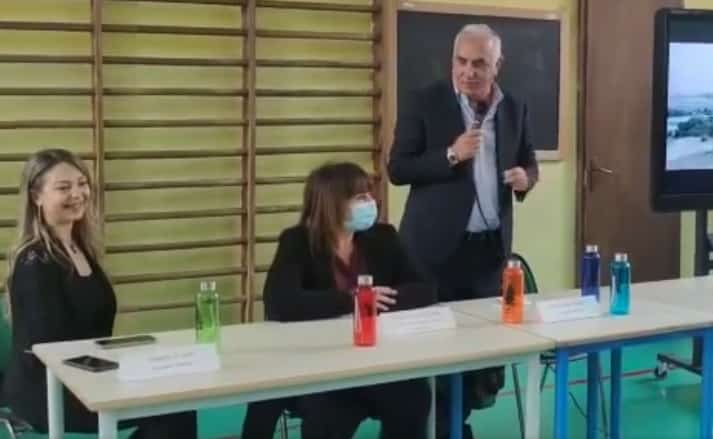 Borracce in tritan agli studenti delle scuole primarie e medie di Avezzano per dire stop al consumo della plastica