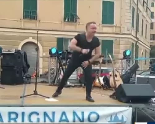 Successo per il cantautore avezzanese Danilo Luce a Genova con le frecce tricolori