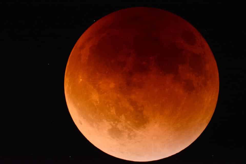 Superluna rossa 2022, questa notte l'eclissi totale: è la prima dopo 3 anni