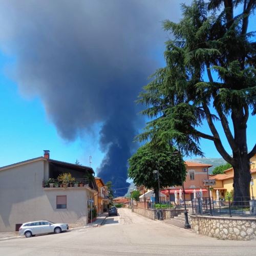 Incendio impianto rifiuti, Comune di Balsorano ai cittadini: "finestre chiuse e non uscite di casa"