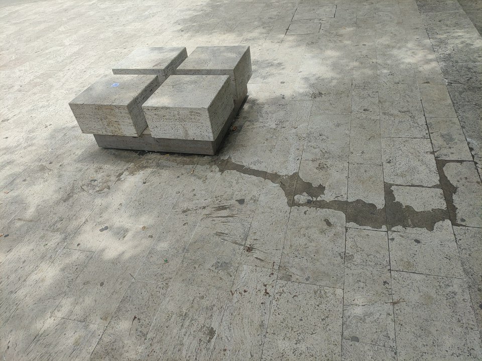 Piazza Risorgimento tra inciviltà e maleducazione: pavimentazione e panchine sporche e colme di rifiuti, "disgusta sedersi"