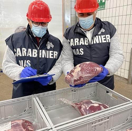 Controlli NAS in Abruzzo: sequestrata carne per arrosticini e problemi per 3.177 capi ovini e 22 capi bovini