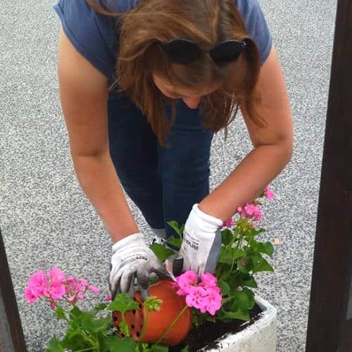 Da Kiev ad Aielli: Natalia aiuta a scegliere e a piantumare fiori per gli spazi pubblici del borgo