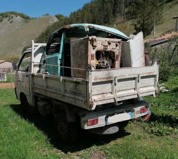 Carcassa di un'auto, elettrodomestici e altri vecchi rifiuti: rimossi ingombranti abbandonati a Opi