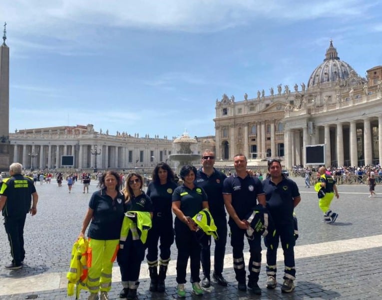 Rappresentanza della Protezione Civile abruzzese invitata all'udienza del Papa: benedizione e plauso al volontariato