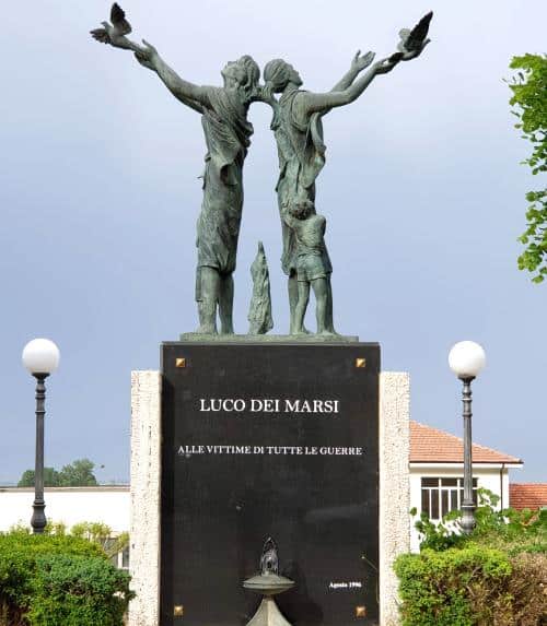 Il soldato nascosto nel Monumento ai Caduti di tutte le guerre di Luco dei Marsi, opera dell'artista Pasquale Di Fabio