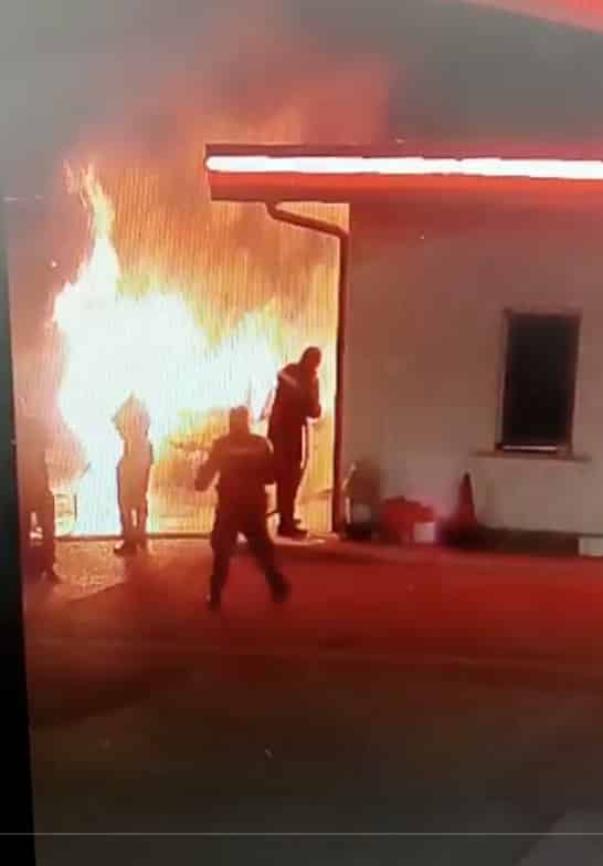Tragedia sfiorata a San Benedetto dei Marsi: auto in fiamme davanti al distributore di benzina. I carabinieri spengono il rogo (VIDEO)