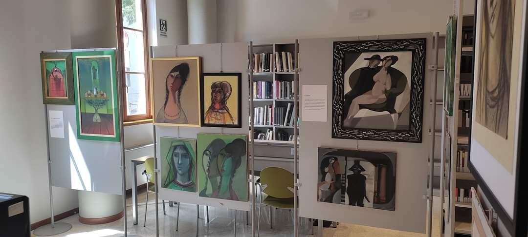 Grande partecipazione all'inaugurazione della mostra d'arte dedicata a Marcello Ercole alla biblioteca Nicola Irti