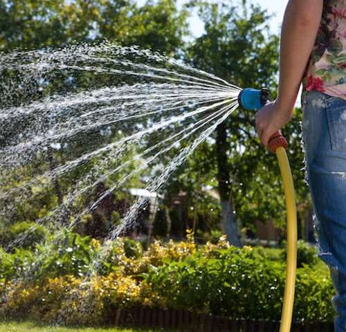 Uso limitato dell'acqua potabile a Canistro: divieto di utilizzo per orti, giardini, lavaggio auto e piscine