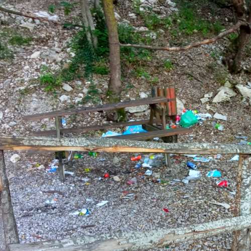 Rifiuti abbandonati, bottiglie in frantumi e tavolo distrutto: ripulita l'area antistante la Grotta Continenza a Trasacco