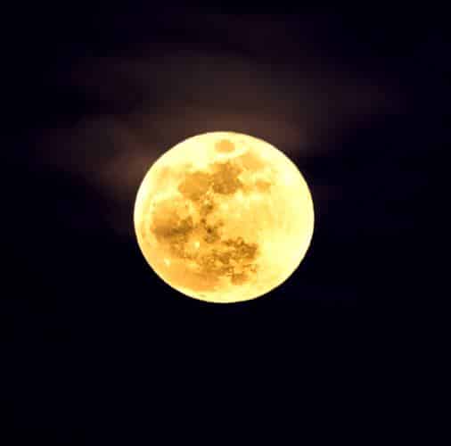 Lo spettacolo della superluna di fragola, stanotte la luna sarà gigante e molto luminosa