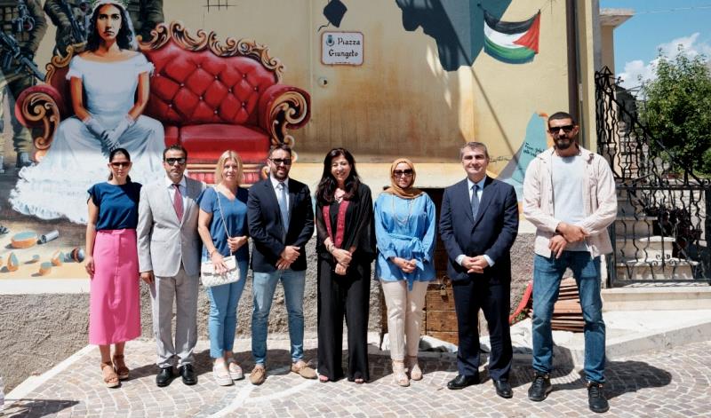 Inaugurato ad Aielli il nuovo murale di Taqui Spateen alla presenza degli ambasciatori di Palestina, Iraq e Yemen