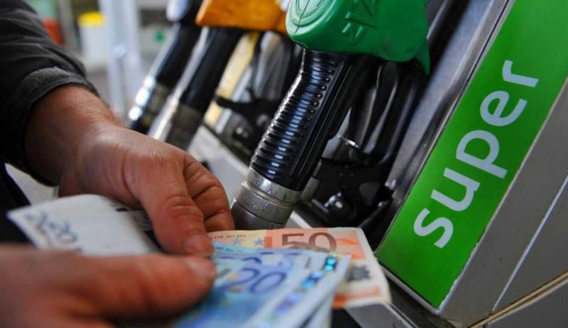 Buoni carburante, fino a 200 euro per i dipendenti del settore privato