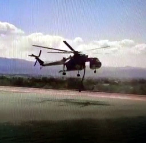 L'elicottero Erickson S-64 dei Vigili del Fuoco in azione: preleva l'acqua per spegnere l'incendio di Aielli (video)