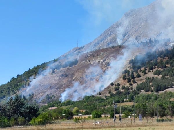 Incendio nei pressi di Aielli, in corso le operazioni di spegnimento (video e foto)