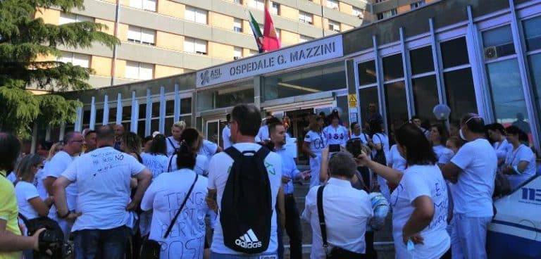 OSS protestano contro la mancata assunzione: "Il 2 agosto manifesteremo sotto il Palazzo della Regione Abruzzo"