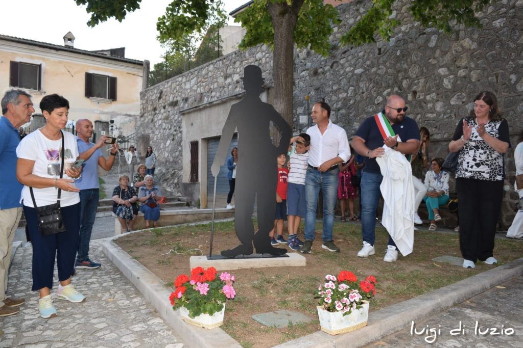 Inaugurato a Rosciolo il monumento a Vincenzo Pelliccione, la controfigura di Charlie Chaplin