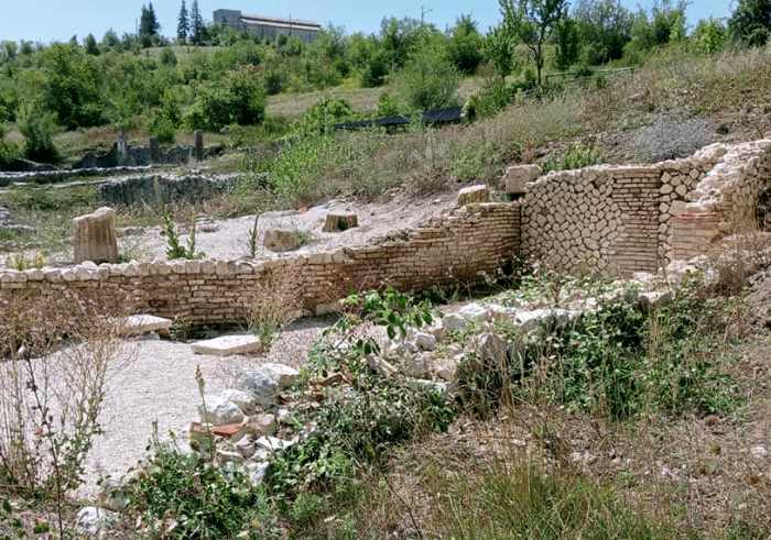 Il sito archeologico di Alba Fucens infestato dalle erbacce