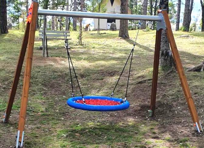 Giochi inclusivi per bambini disabili nel parco in zona Pinetina a Ovindoli