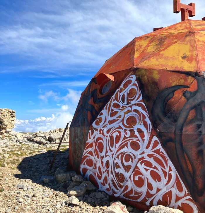 Imbrattano con vernice spray il bivacco sul Monte Amaro: denunciati quattro ragazzi